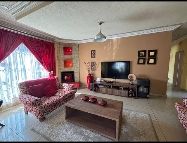 3 BEDROOM FREEHOLD FOR SALE IN KLIPPOORTJE